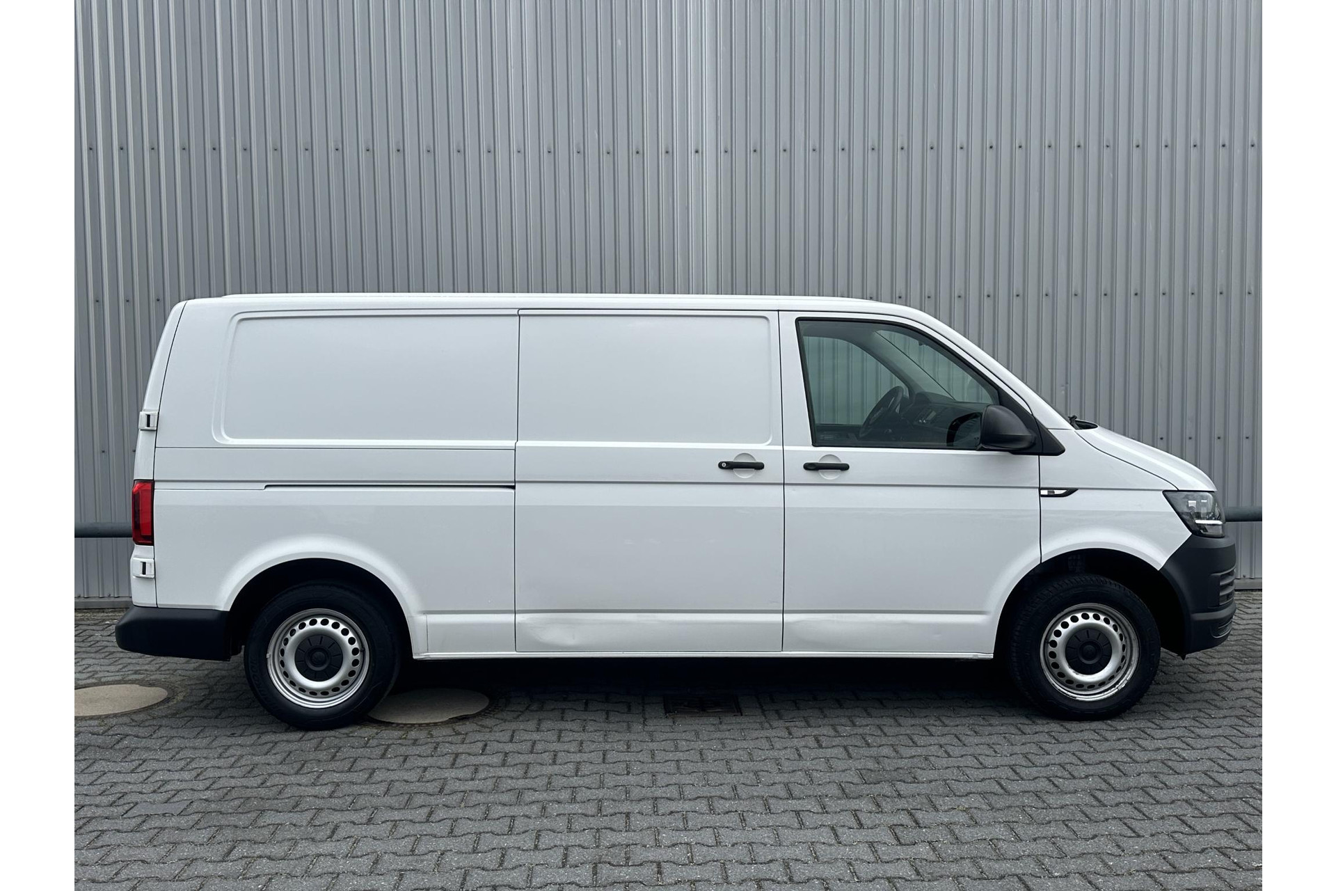 Volkswagen Transporter 2.0 TDI L2H1*AIRCO*NAVI*BLUETOOTH*HAAK*BETIMMERING